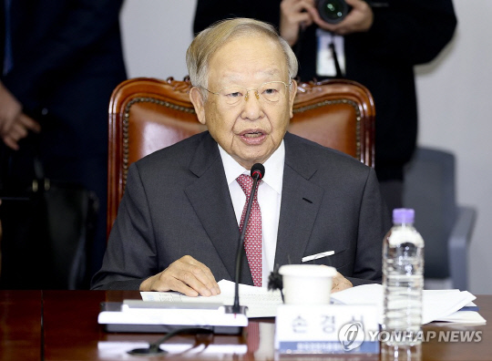 손경식 한국경영자총협회 회장이 지난 11월 11일 서울 마포구 경총회관에서 열린 더불어민주당 이재명 대표 초청 간담회에서 인사말을 하고 있다. 연합뉴스